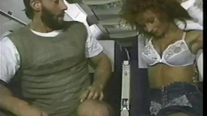 Sisajući, zataknuo je rub haljine i uokvirio anal mature movie zagrijanu rupu