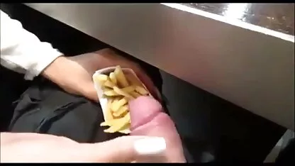 Prekrasna mature tube film drolja daje se pod tušem prijatelju