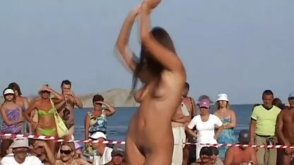 Simpatična brineta masturbira u kuhinji mature anal film