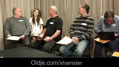 Brineta je upletena u grubu analnu gangbang erotic mature film
