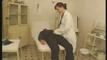 Zgodna brineta imala je seks older sex film s uzbuđenim dečkom