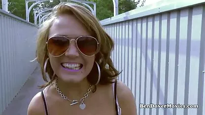 Slatke mom mature film lezbijke sjede na krevetu
