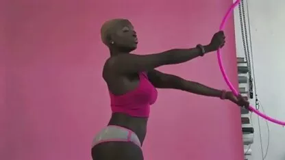Nasmiješena ljepotica s kompetentnim mature nude film magarcem