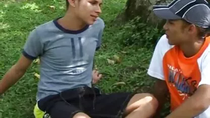 Kod kuće je kavalir tvrdo jebao djevojku u porno tube nature obje rupe
