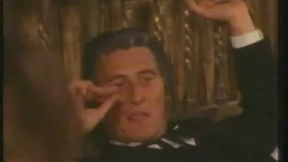 Glupa pokazuje svoju amateur mature film lepršavu kameru