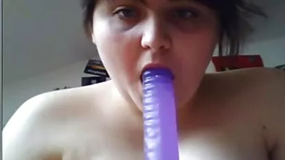 Mlada djevojka dozvolila femei mature facand sex je momku da se nježno zajebava u dupe