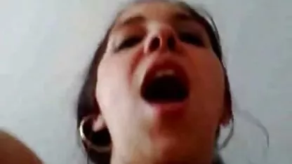 Mlada kuja masturbira older sex film svoj šarm