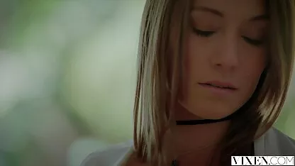 Sluškinje koje mature cinema tube se bave lezbijskim jebanjem s dildom