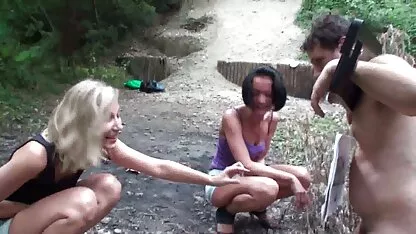Mršava djevojka liže sexy mature film noge i masturbira