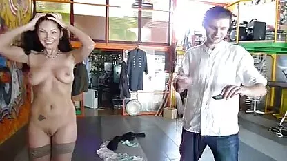 Stavili fleksibilnu mladu djevojku dublje u rupu hd mature movie