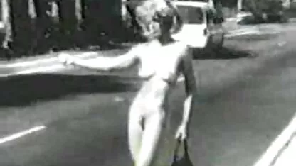Snažan, napumpan čovjek sa amateur mature film šipkom u baru