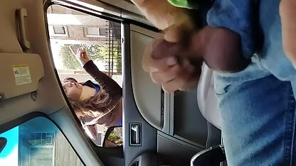Privatni seks - mlada djevojka u trapericama miluje amateur mature film kurac svoje prijateljice