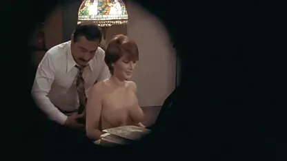 Porno video u lateksu. mature boy film Muškarac je vezao junicu za krevet i jebao se.