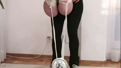 Seksi kuja u mature sex cinema čarapama skače na prtljažnik