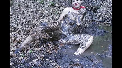Crvenokosa ženska osoba s lijepim sisama pala je amateur mature film ispod pogleda skrivene kamere