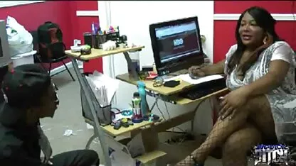 Dvije lezbijke se jebu sa straponom i free movie mature pomažu spermu tetoviranom čovjeku