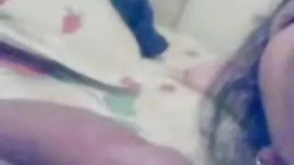 Domaći prasak vintage mature film na sofi mladog para