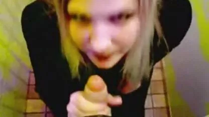 Jebeni mladi vitak student na bijeloj sofi mature xxx blonde