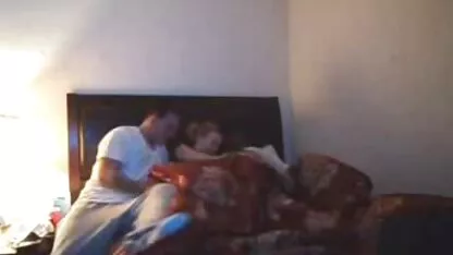 Djevojčica se bavi mature movie anal gimnastikom i pokazuje ravan trbuh i vitke noge