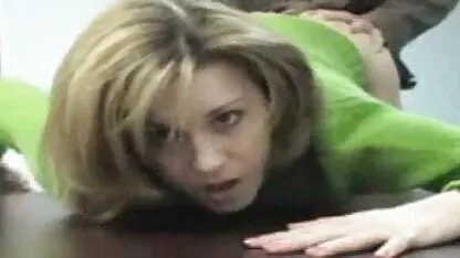 Dvije sex mature movies lezbijke razmijenile su piercing kunnilingus na podu