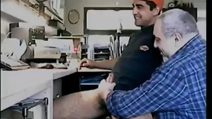 Fleksibilna plavuša s velikim lijepim sisama daje porno mom movie blowjobu u hladnoj pozi