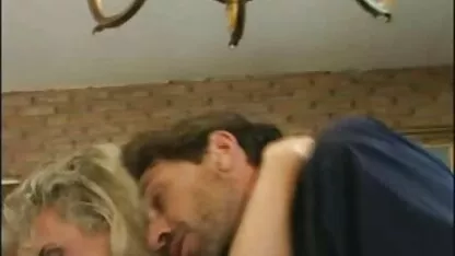 Ruska majka u mature cinema tube čarapama jebe mladu