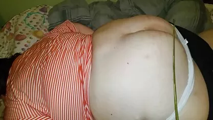 Skrivena mature xxx blonde kamera snimila je kako gazdarica vješto jebe sobaricu za novac